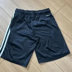 adidas ハーフパンツ 黒 130センチ