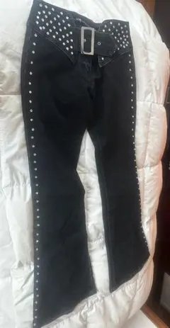 スタッズ付きブラックブーツカットデニム