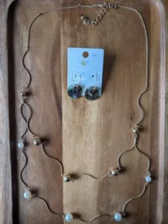 パールビーズのネックレスとピアスのセット