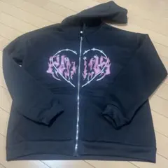 ブラックフードパーカー ハート型グラフィック