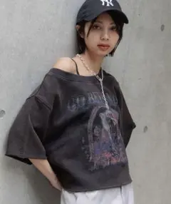 PAGEBOY ルーズネックミニウラケロックTシャツ チャコール