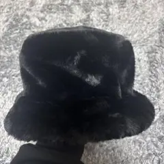 黒のファーバケットハット