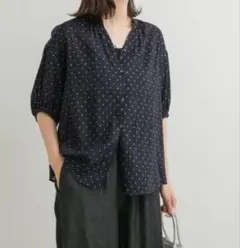 新品！URBAN RESEARCH DOORS グリッタードットギャザーブラウスのサムネイル