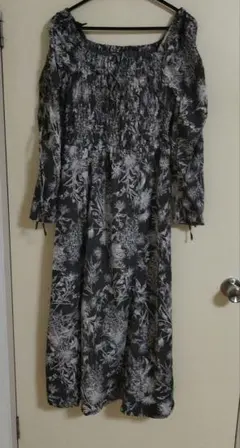 オフショルダー花柄ロングワンピース