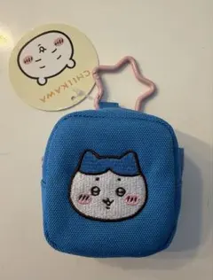 「ちいかわ カラビナつき刺繍スクエアミニポーチ」のハチワレデザインです