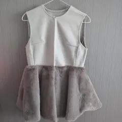 AMELY ペプラムファージレ ベスト グレイッシュベージュ