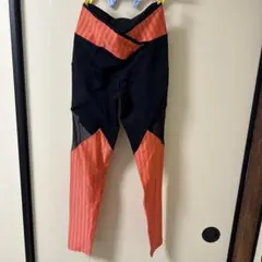 ブラック×オレンジのスポーツレギンスです。
