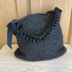 フリル付き黒編み物バケツ型バッグ