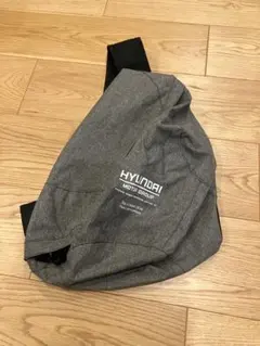 【新品未使用】HYUNDAI / ヒュンダイ現代　スリングバッグ グレー　ロゴ入