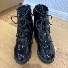 黒の光沢レースアップブーツ　22㎝