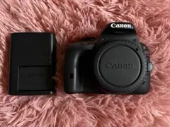 Canon EOS Kiss X7 デジタル一眼レフカメラ 本体とバッテリーのサムネイル