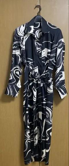 黒と白の抽象模様ロングドレス