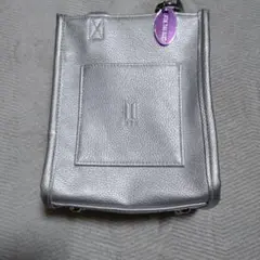 BTS ロゴ入りのシルバーショルダーバッグ、ストラップ付き。