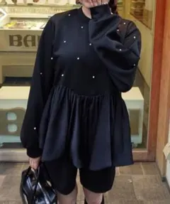 JUNOAH パール付きサテンバルーンペプラムトップス　ブラック　L