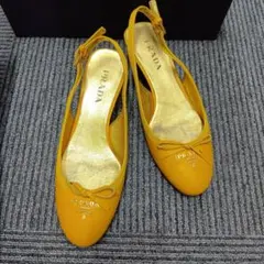PRADA（プラダ）のイエローカラーのバックストラップパンプス
