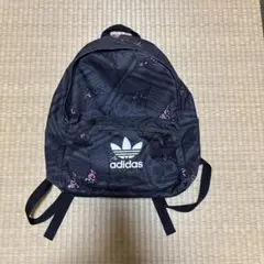 美品 adidas アディダスリュック 黒×ピンク柄 バックパック 通学