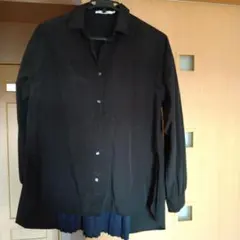 黒い長袖シャツ 背面プリーツ付き