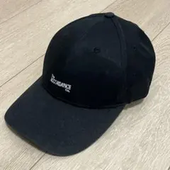 黒の刺繍ロゴキャップ