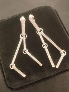 【訳あり品】スワロフスキー　イヤリング　揺れるイヤリング