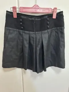 レザー プリーツ付きショートパンツ 黒