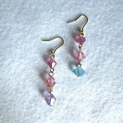 ３連で揺れるピアス　ピンク系　スワロフスキー