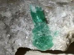 エメラルド コロンビア・ムゾー鉱山産 鉱物標本 原石