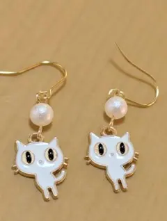 小さな白猫とコットンパールピアス