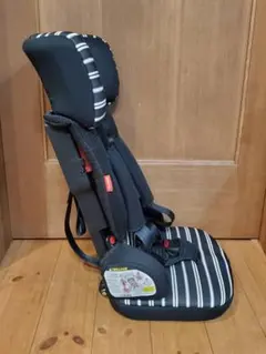 日本育児　トラベルベストEC＋　コンパクトチャイルドシート　ブラックボーダー美品のサムネイル