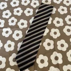 アクアスキュータム　ネイビーとベージュのストライプネクタイ