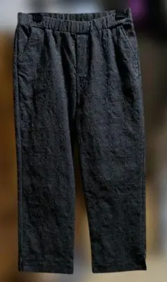 ナイガイ　黒エンボス加工ペイズリーカジュアルパンツ