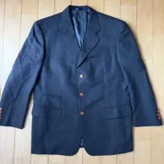 黒のテーラードジャケット 赤いボタン