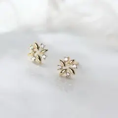 No136 フラワー 小ぶり 通勤［ゴールド ］金属アレルギー対応 高品質