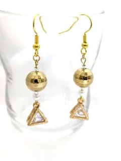 ピアス ゴールド 三角 揺れる アンティーク風 上品 レディース