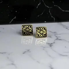 ロゴ入りスクエア型ピアス。専用作成後にご購入をお願いします。