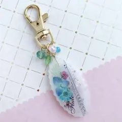 【3773】お琴 箏曲部のキーホルダー かすみ草と青シェル入り ハートカラビナ 3773】お琴 箏曲部のキーホルダー かすみ草と青シェル入り ハート