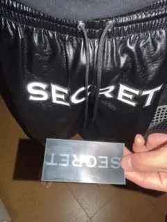 SECRET ロゴ入り 光沢ショートパンツ ブラックのサムネイル