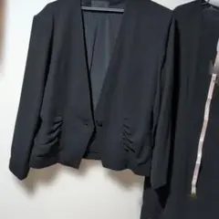 ブラックジャケットとドレスのセット