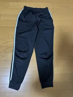 黒のジャージパンツ サイドストライプ付き