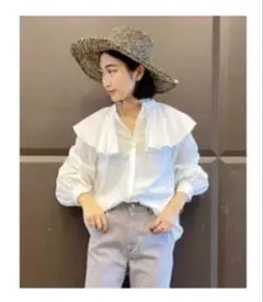 フリル付きホワイト長袖シャツ