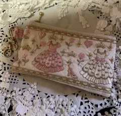 ドレス刺繍が可愛いインドリボン12cmポーチ/White ハンドメイド♪