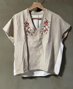 ベージュ 花柄刺繍 半袖トップスのサムネイル
