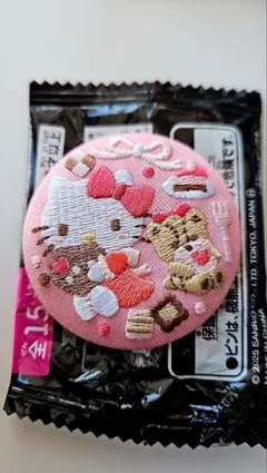 サンリオキャラクターズ　刺繍缶バッチ付きビスケット　ハローキティ