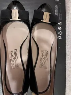 FERRAGAMO ブラックパンプス エナメル