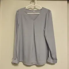 薄い紫のVネック長袖ブラウス