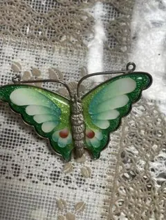 蝶の形のエナメルブローチ