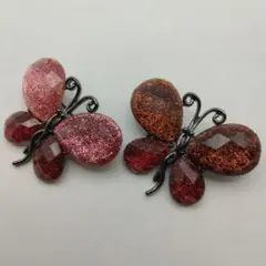 蝶の形ブローチ 2個セット　赤系 グリッター仕上げグラデーション
