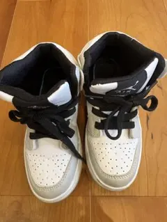 NIKE AIR JORDAN 1 MID キッズ スニーカーのサムネイル