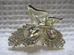 ラインストーン・ビジュー付き　ゴールドメタル系の蝶型小さいのバンスクリップ