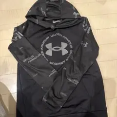美品　Under Armour ブラックパーカー 160