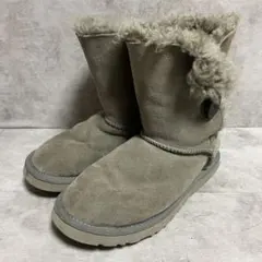 【アグ】（22）ショートムートンブーツ ベイリーボタン グレー 5803